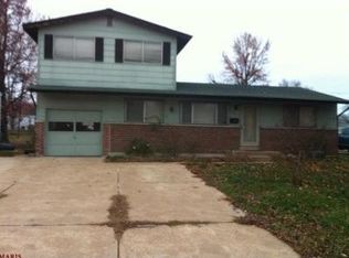 1155 Bellarmine Ln, Florissant, MO 63031