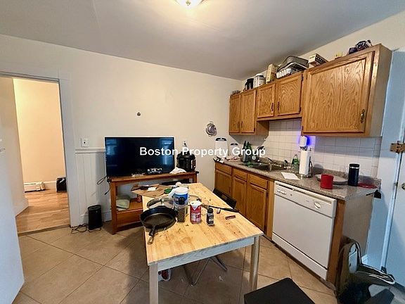 4th image of 85 Hillside St