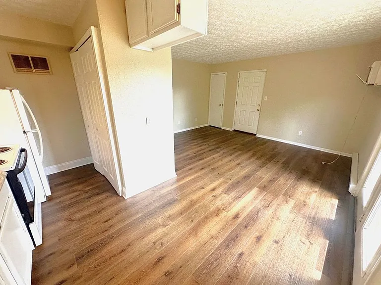 180 Manor Dr — Photo 4