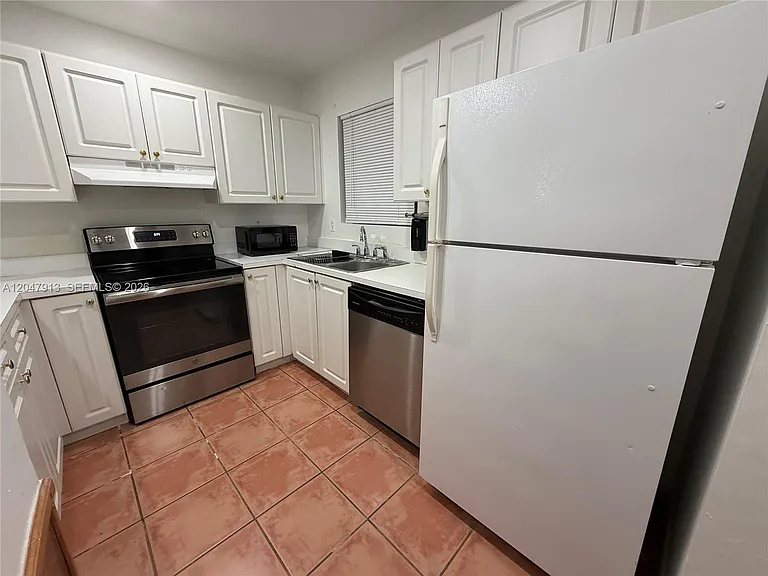 6245 Kendale Lakes Cir #208 — Photo 14
