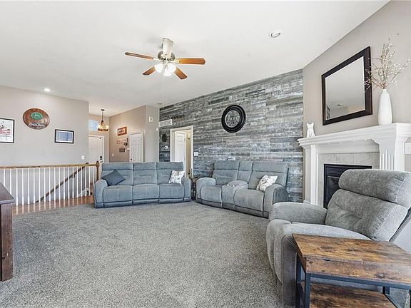 3rd image of 915 Cochise Dr