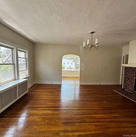 3 bed, 1.0 bath, 1700 sqft, $3,811 — Photo 3