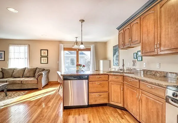 2 Grandview Ave #2 — Photo 2
