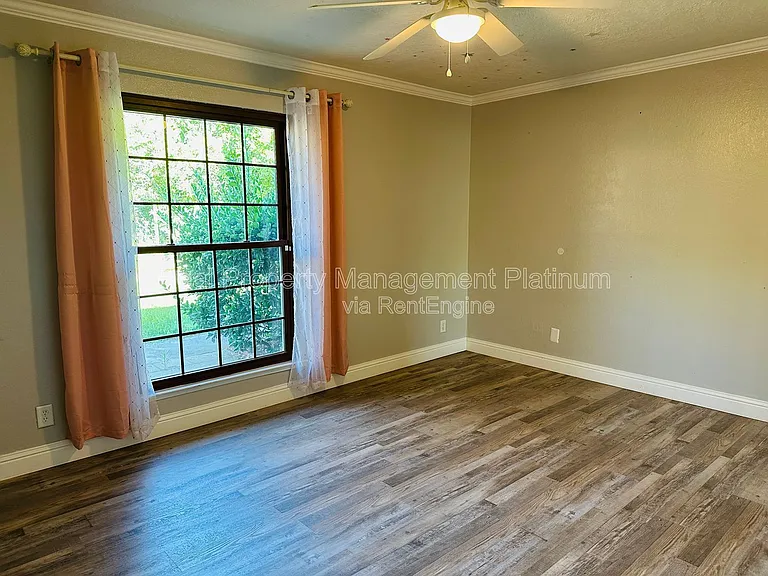 9077 N Fowler Ave — Photo 8