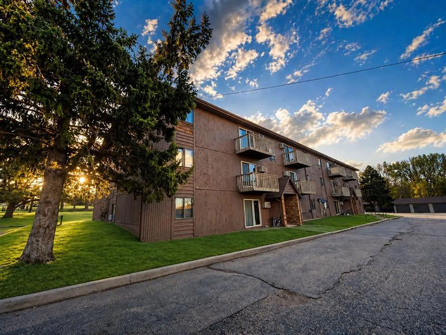 Amber Leaf Apartments — Photo 1