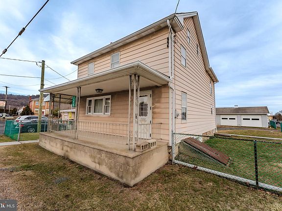3rd image of 1358 Blue Mountain Dr
