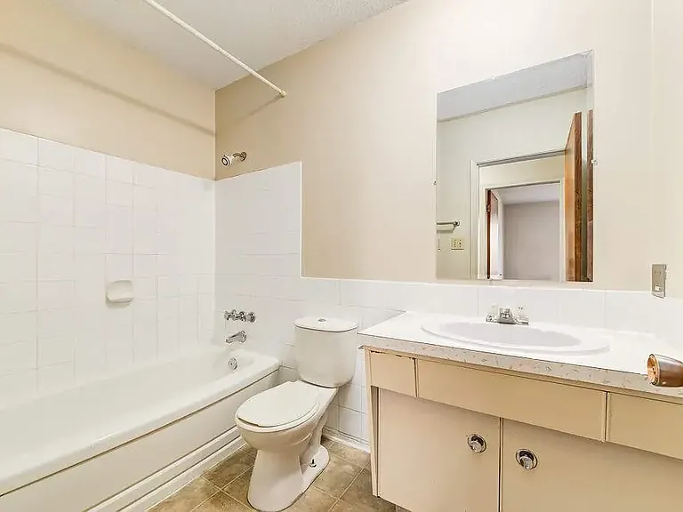 5905 47a Ave #15 — Photo 5