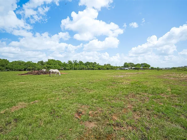 1952 Beverly Ln, Sealy, TX 77474