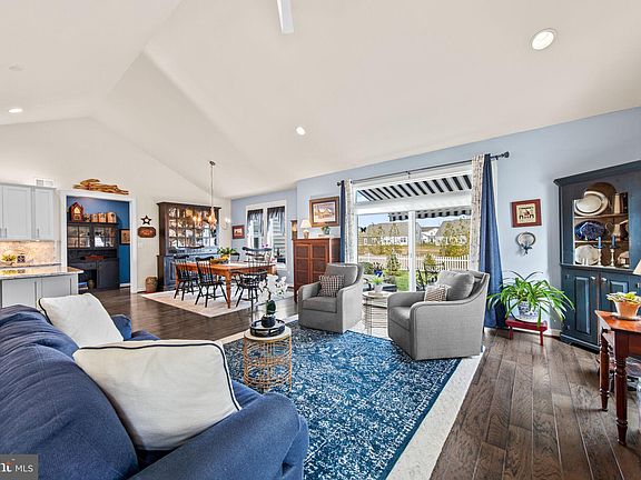 4th image of 36032 Huntington St