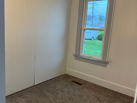 3rd image of 115 E Pike St