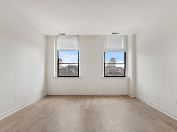 5th image of 1300-10 Chestnut St #701