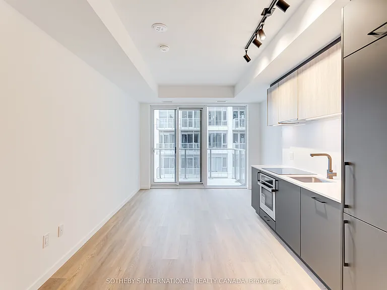 689 The Queensway #429 — Photo 9