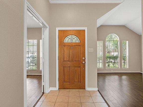 3rd image of 1023 E Hampton Dr