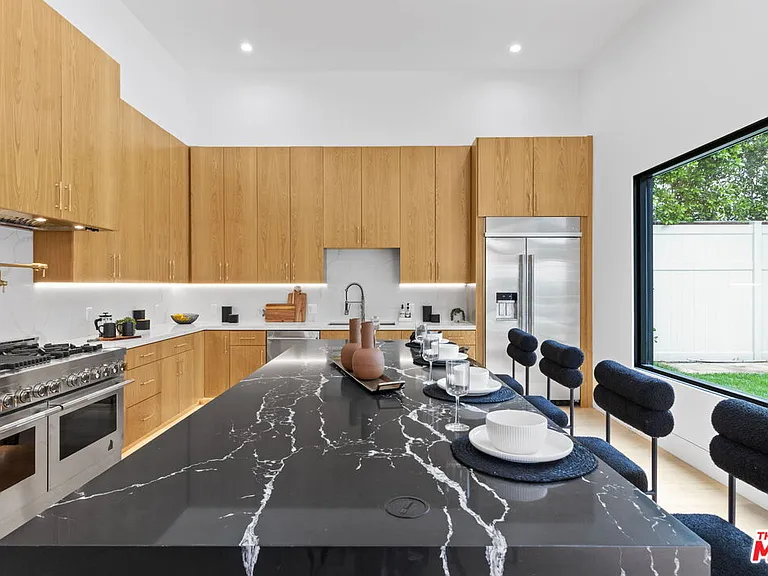 4535 Haskell Ave — Photo 14
