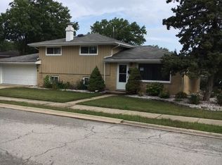 8948 S 83rd Ct, Hickory Hills, IL 60457