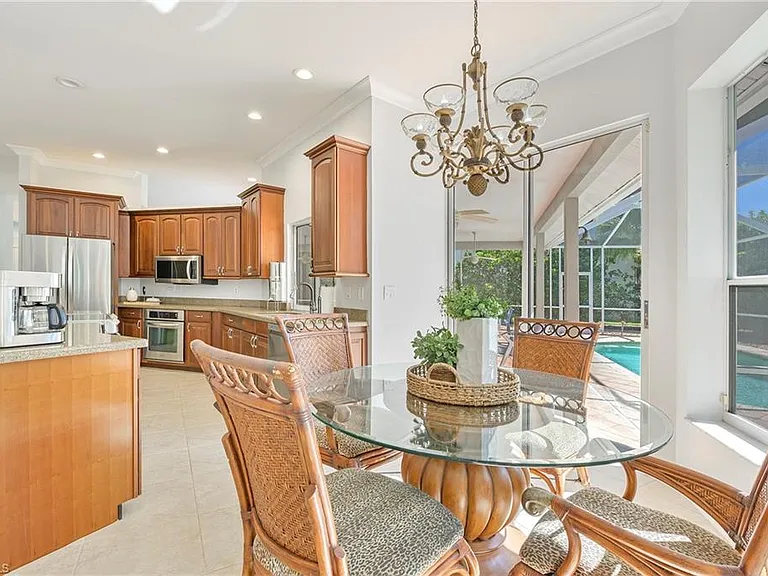 300 Wentworth Ct — Photo 22