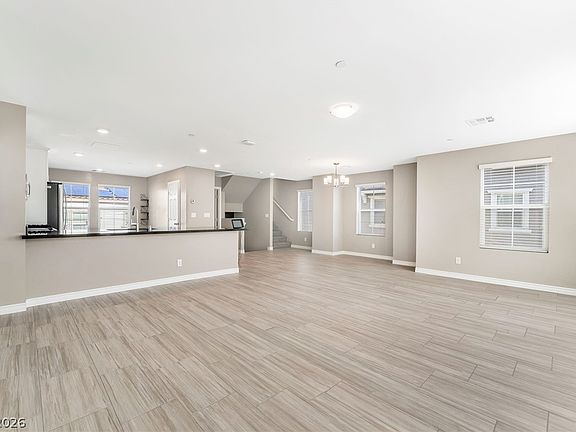 5th image of 811 N Water St