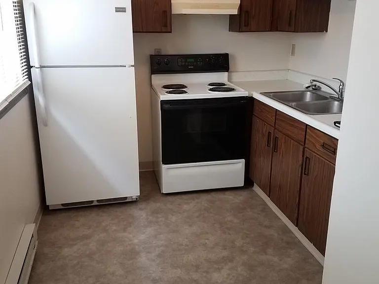 1745 La Crescent St — Photo 2