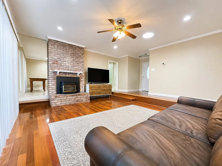 576 Virginia Ave — Photo 3