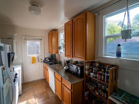 4th image of 1229 Oxford St #A