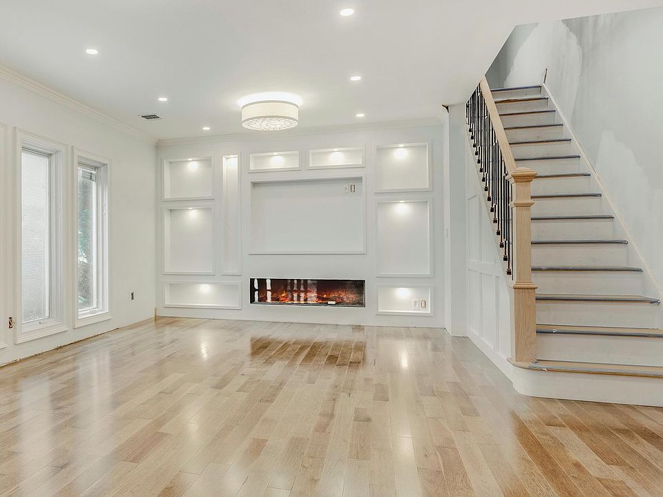 1st image of 10 Lilac Dr