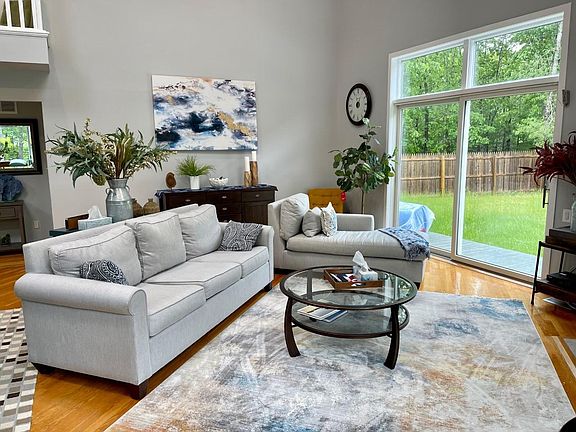 3rd image of 21 Elizabeth Ln