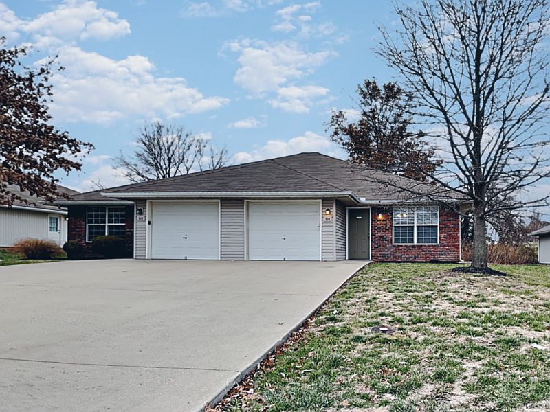 1st image of 508 NW Woodbury Dr
