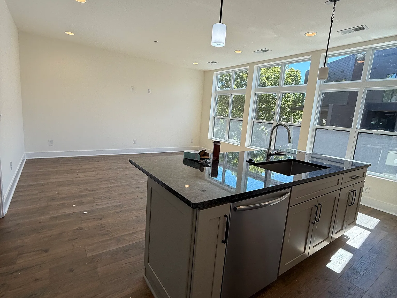 1 bed, 1000 sqft, $1,999 — Photo 2