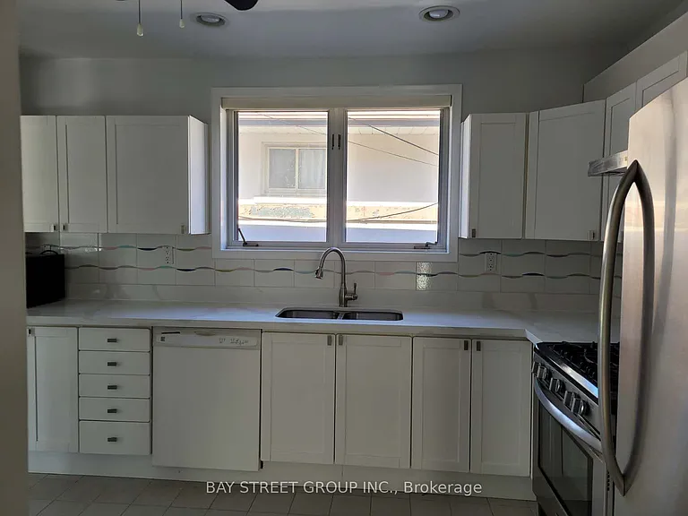 110 Acton Ave #UPPER — Photo 7