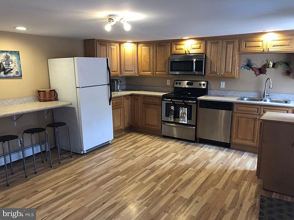 3rd image of 315 Emmett St