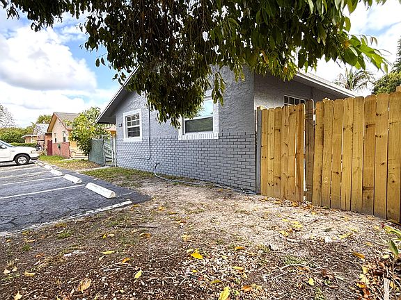3rd image of 830 SW 10th Street