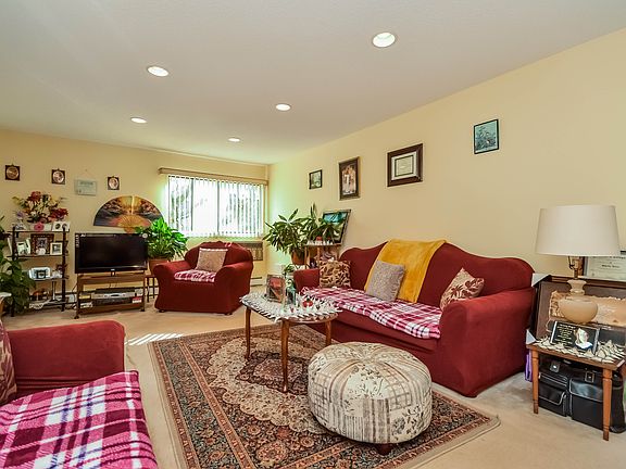 2nd image of 5 Granada Cres APT 4
