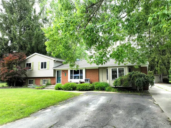 9100 Mayfred Dr, Pinckney, MI 48169