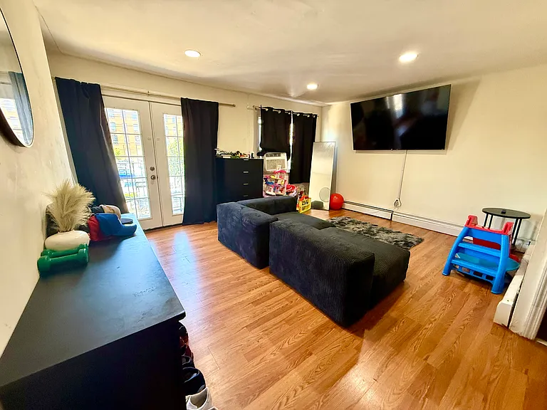 18 President St #2 — Photo 2