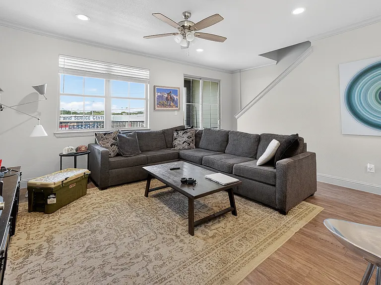 3521 S Hills Ave — Photo 9