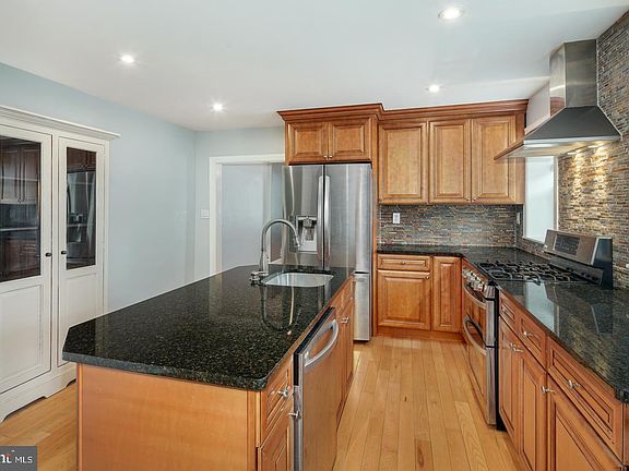 4th image of 304 Leverington Ave