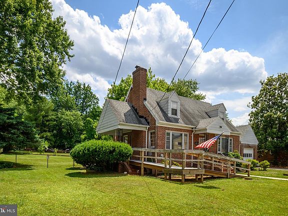 3rd image of 211 Hillendale Ave