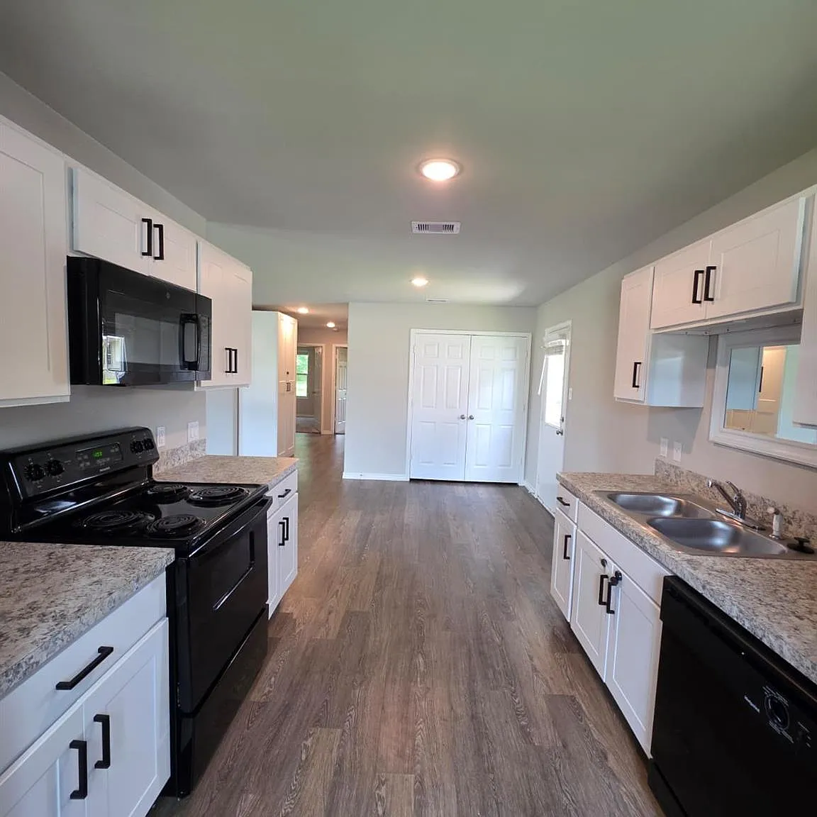 3 bed, 1.0 bath, 1048 sqft, $1,463 — Photo 4