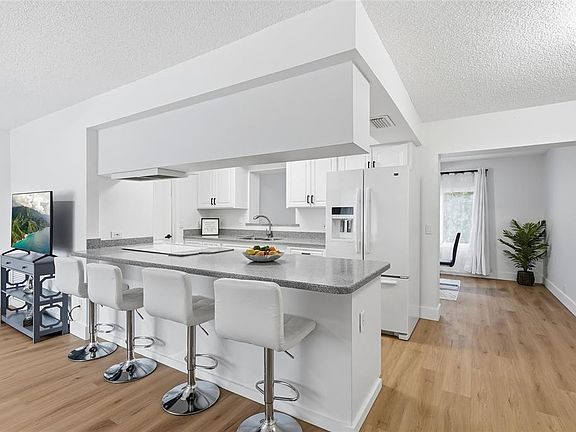3rd image of 1318 S HILLCREST AVENUE