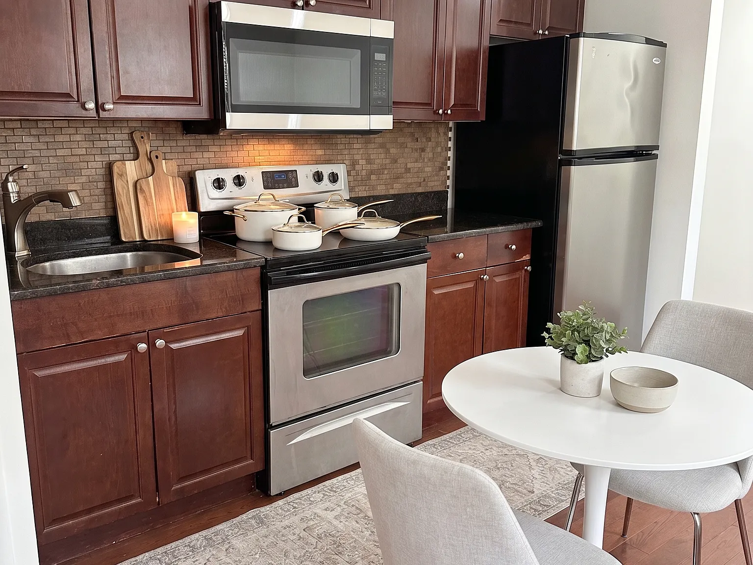 Studio, 700 sqft, $1,340 — Photo 3