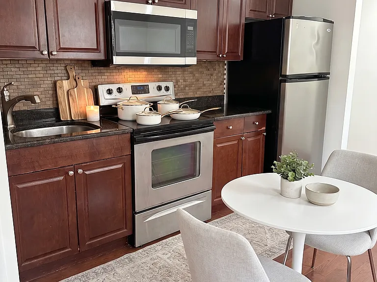 327 Catherine St #4 — Photo 3