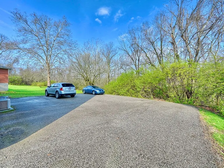 13 Airview Dr — Photo 3