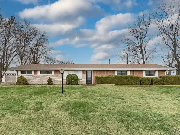 2949 Oetting Dr, Saint Charles, MO 63303