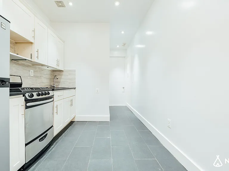 33 Montrose Ave #2R — Photo 2