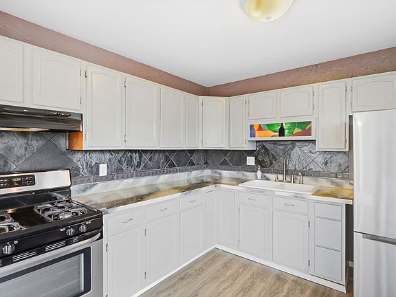 5th image of 9417 W Hawthorne Ave