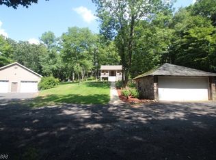 3 Kutchers Ln, Lake Hopatcong, NJ 07849
