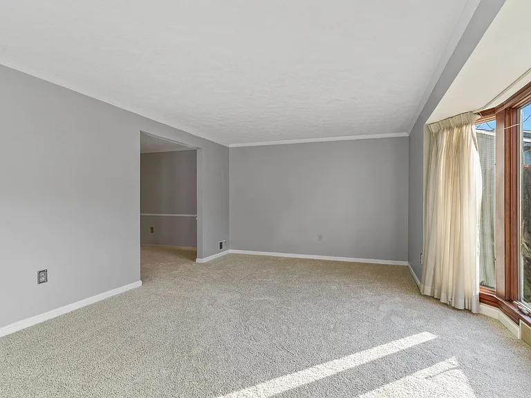104 Erin Ct — Photo 4