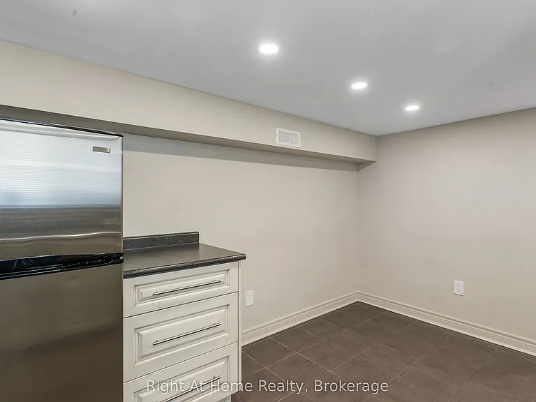 1042 Saint Clarens Ave #BASEMENT — Photo 7