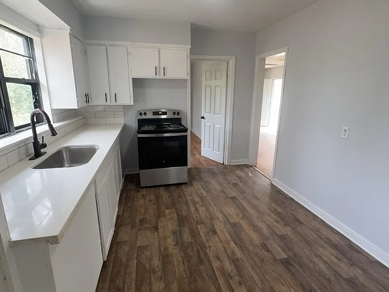 320 Lawrence Rd — Photo 5
