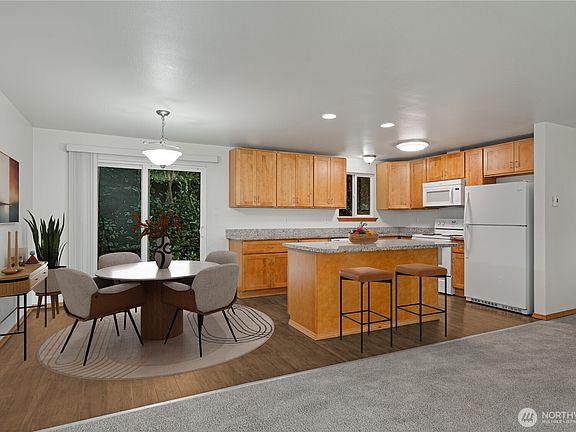 4th image of 2895 Corfu Boulevard NE
